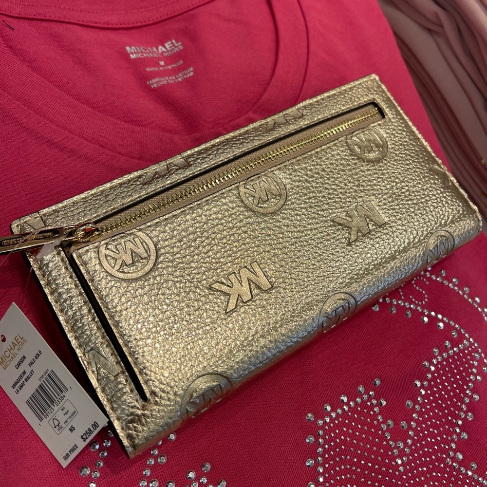 MICHAEL KORS Carson Lg Metallic Logo Debossed Snap Bifold Wallet
Pale Gold
NWT - Picture 13 of 16